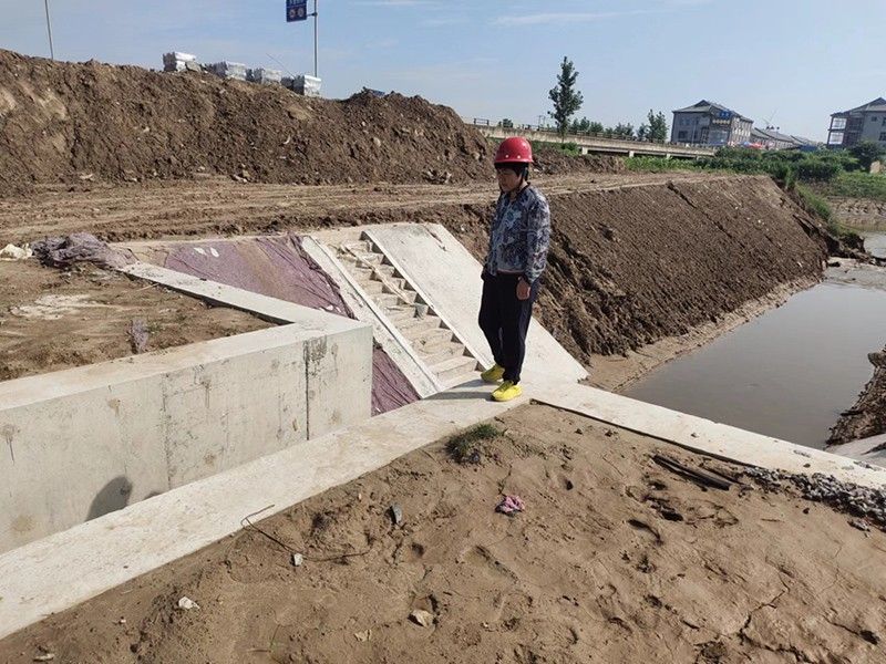 董事長施工現場檢查